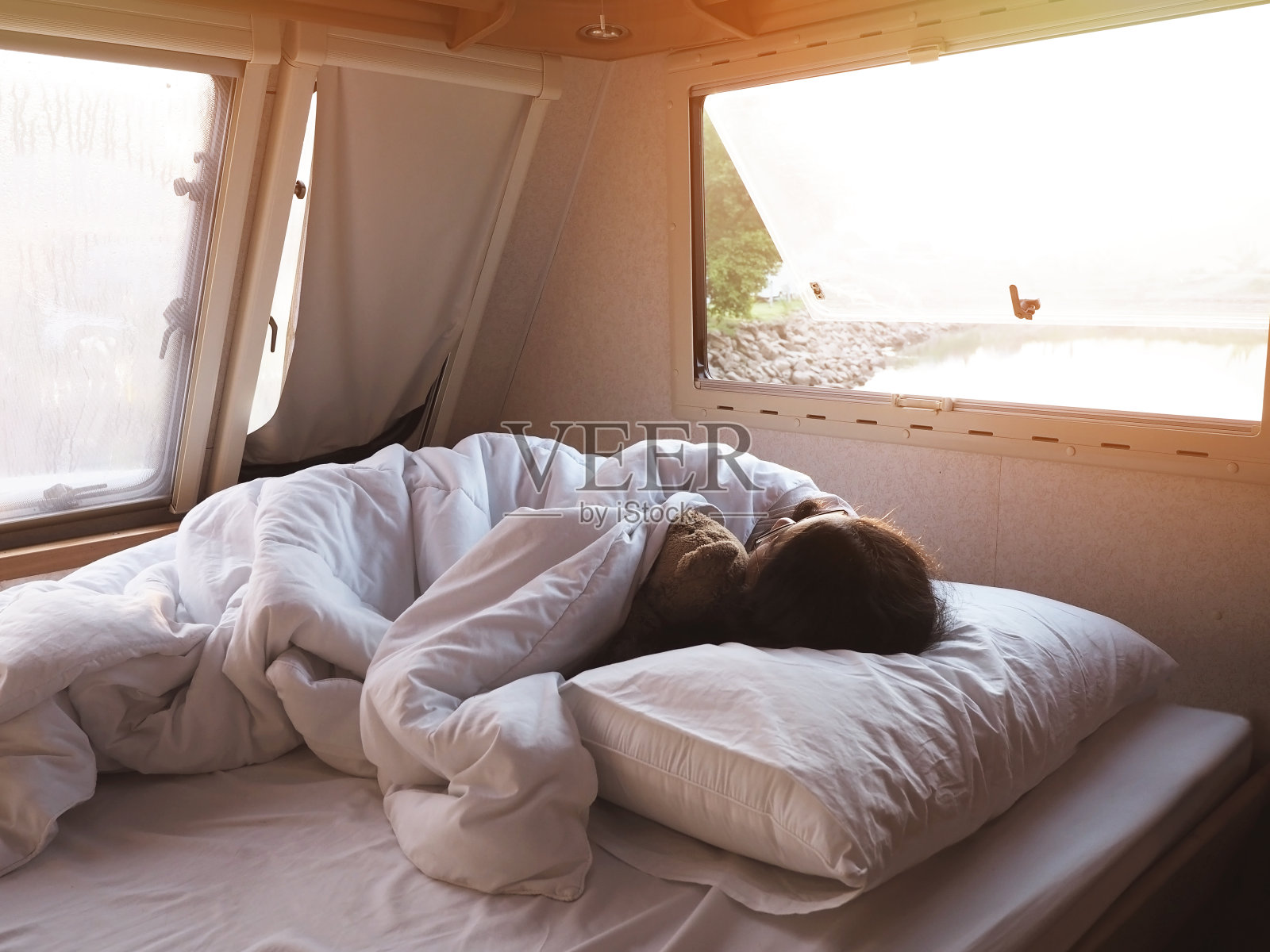 女孩睡在露营车的床上照片摄影图片