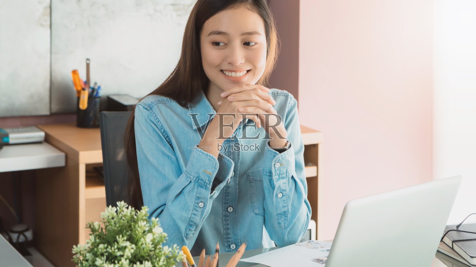 美丽年轻的亚洲女孩在家庭办公室工作，有一台笔记本电脑。女性自由职业者业务的概念。的语气照片摄影图片
