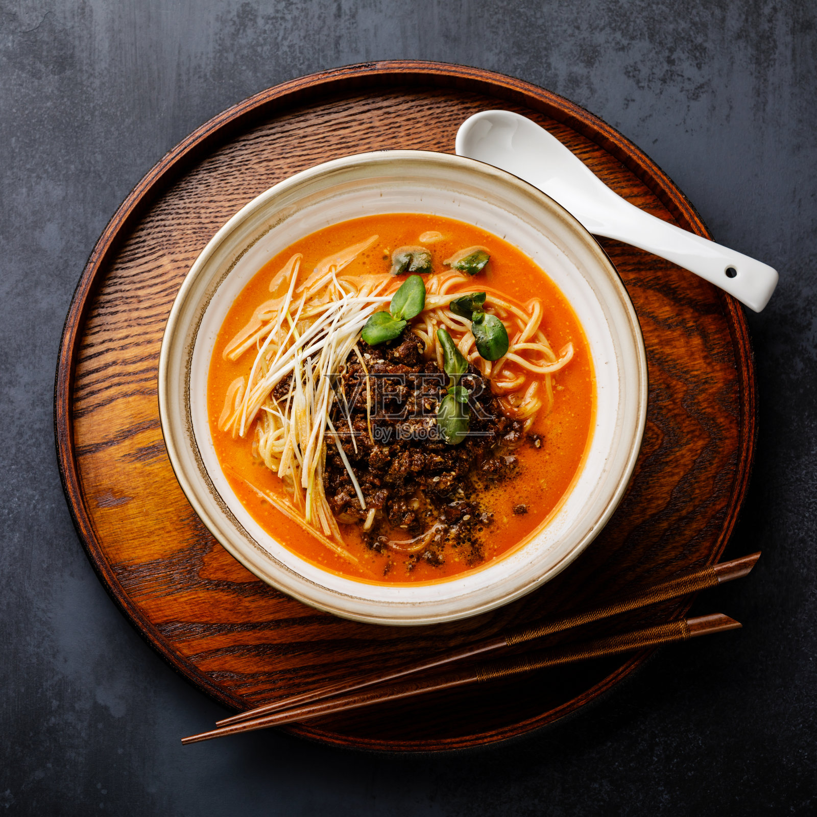 亚洲拉面汤，鸡肉酱和韭菜，黑色背景照片摄影图片