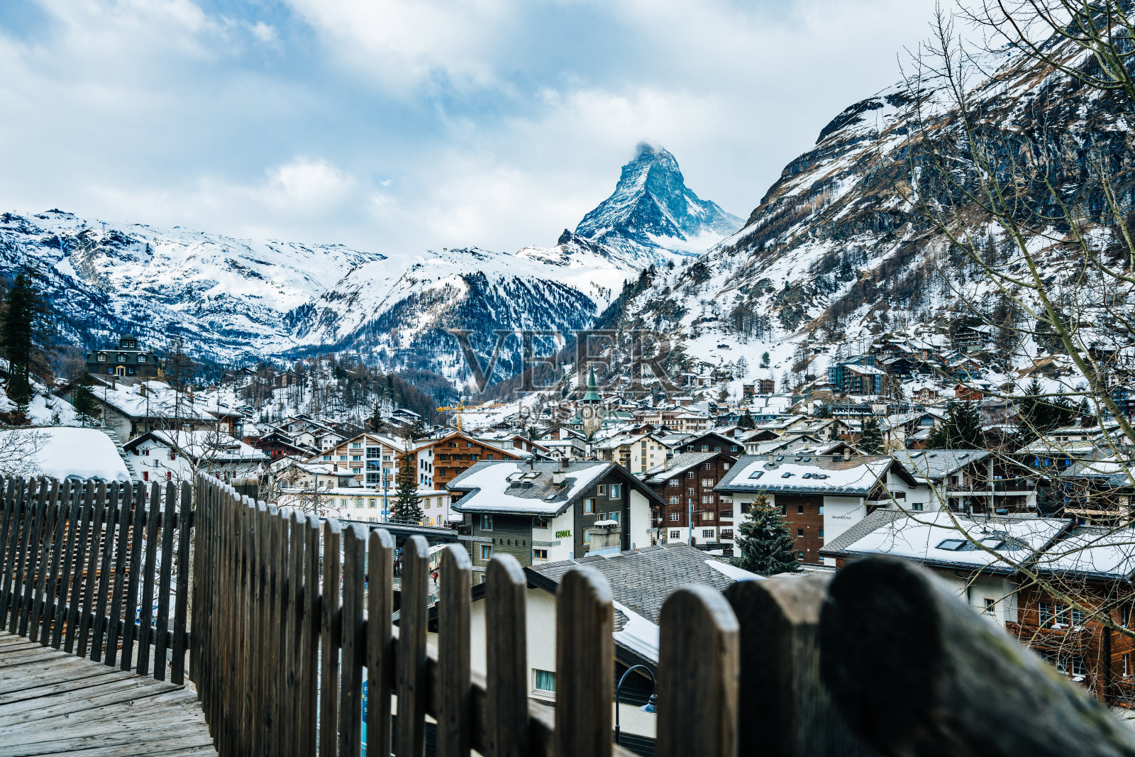 世界著名的马特峰位于瑞士泽马特镇上空，冬季照片摄影图片