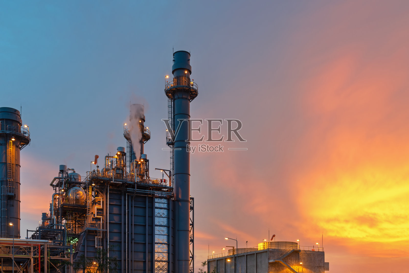 蓝天背景下的炼油厂厂房和建筑工地照片摄影图片