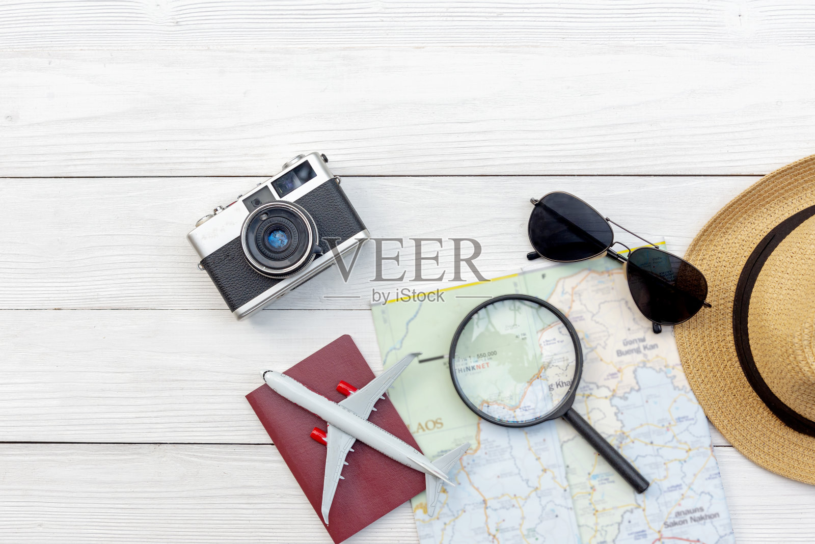 旅行计划。旅行者在夏季计划暑假旅行时，会带上旅行者的配件、复古相机、太阳眼镜和护照。顶部视图和复制空间的横幅照片摄影图片