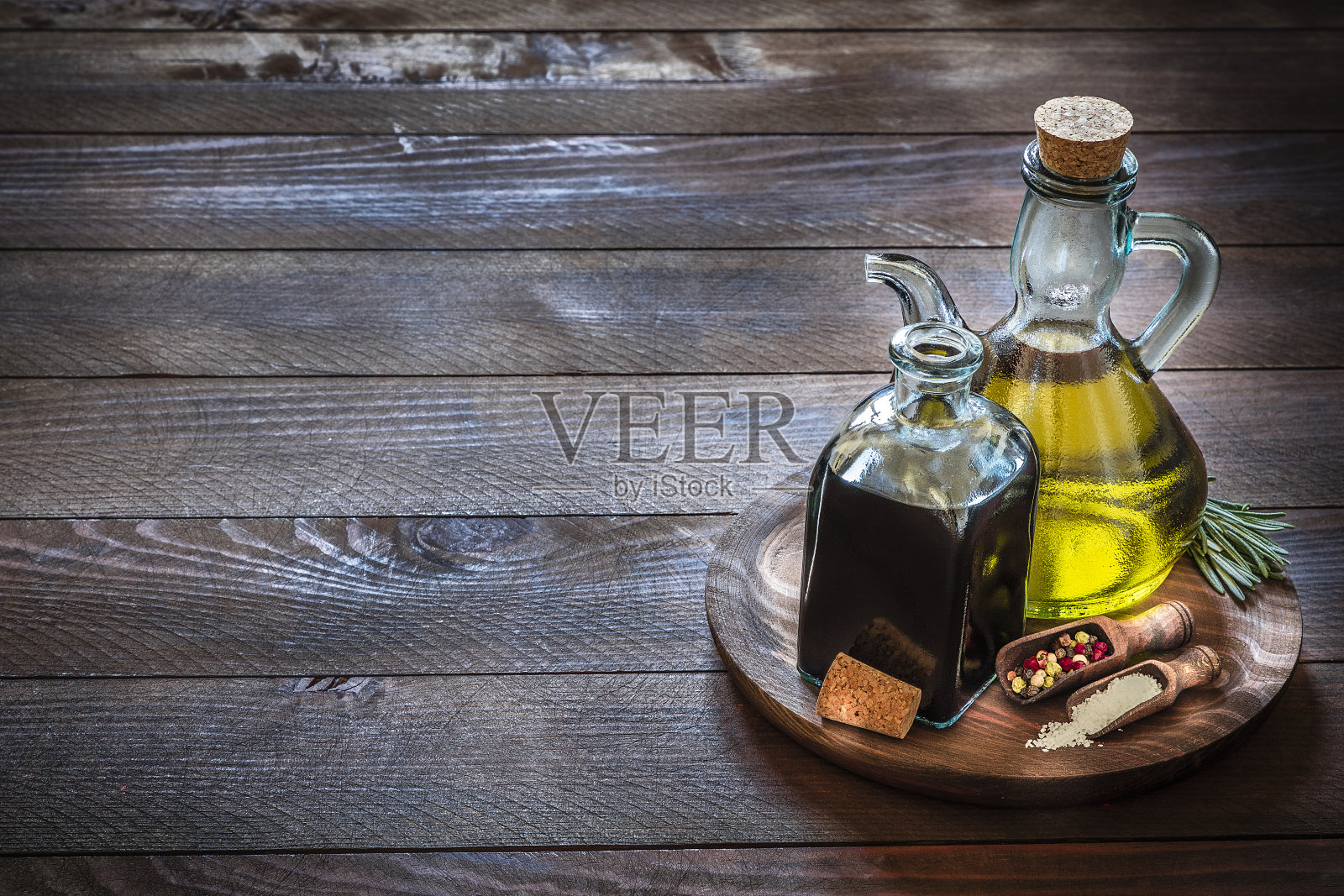 橄榄油和香醋放在质朴的木桌上照片摄影图片