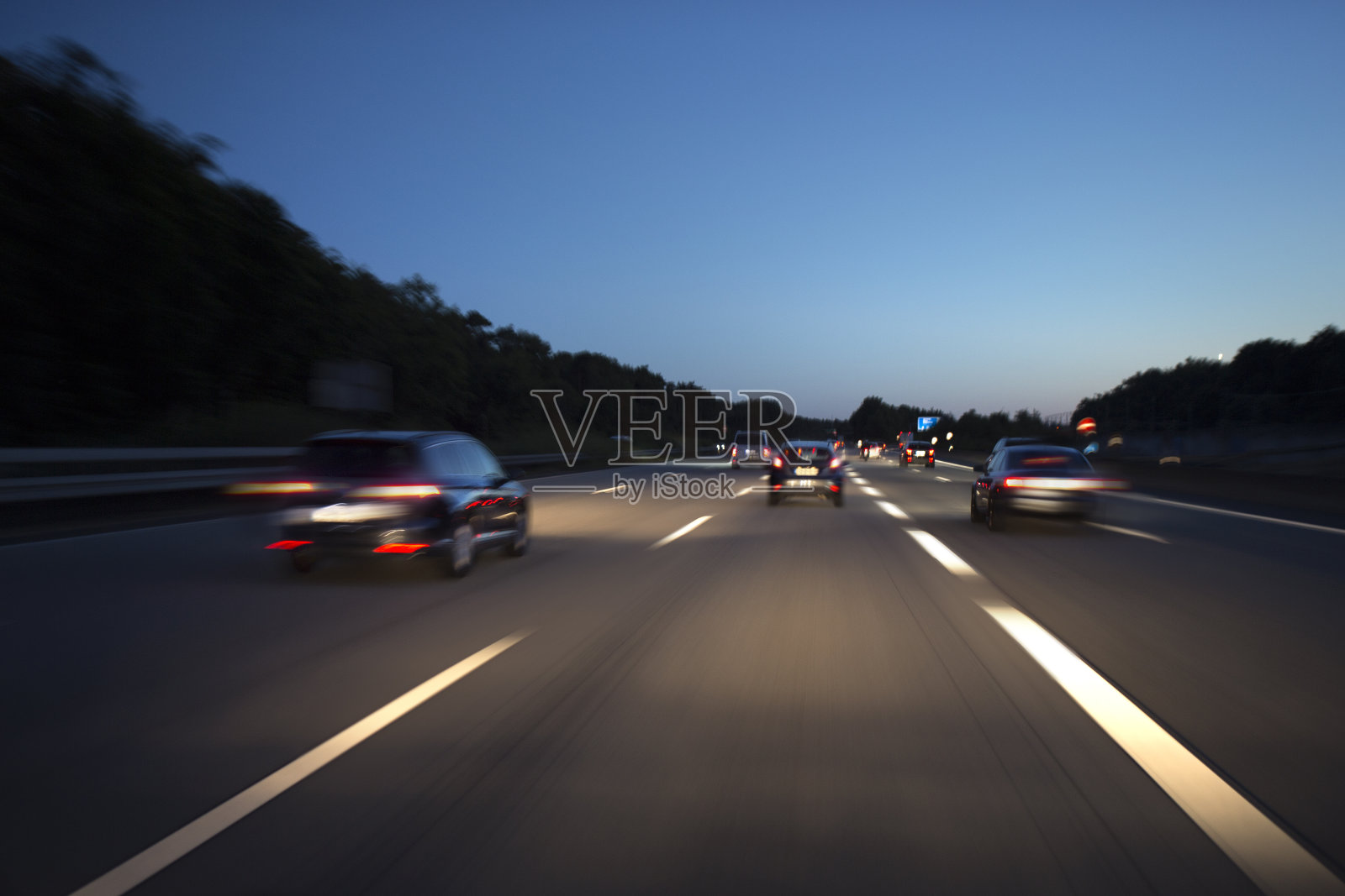 高速公路上的交通-长曝光，运动模糊照片摄影图片