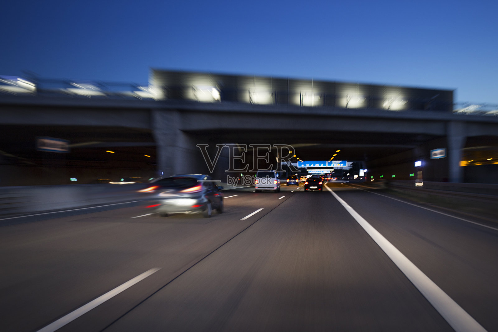 高速公路上的交通-长曝光，运动模糊照片摄影图片