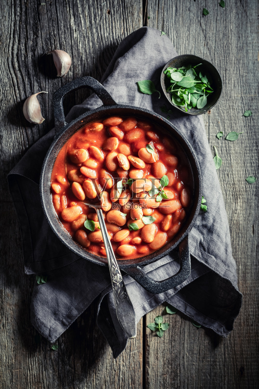 用新鲜西红柿和香草做成的热烘豆照片摄影图片