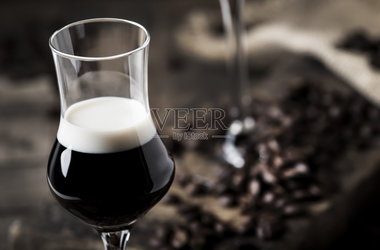 双层鸡尾酒与咖啡和奶油利口酒，复古木材背景，选择性的焦点照片摄影图片