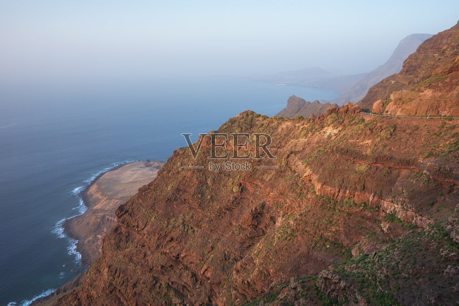 西班牙大加那利岛塔马达巴自然公园的悬崖，风景优美的火山海岸线景观。照片摄影图片
