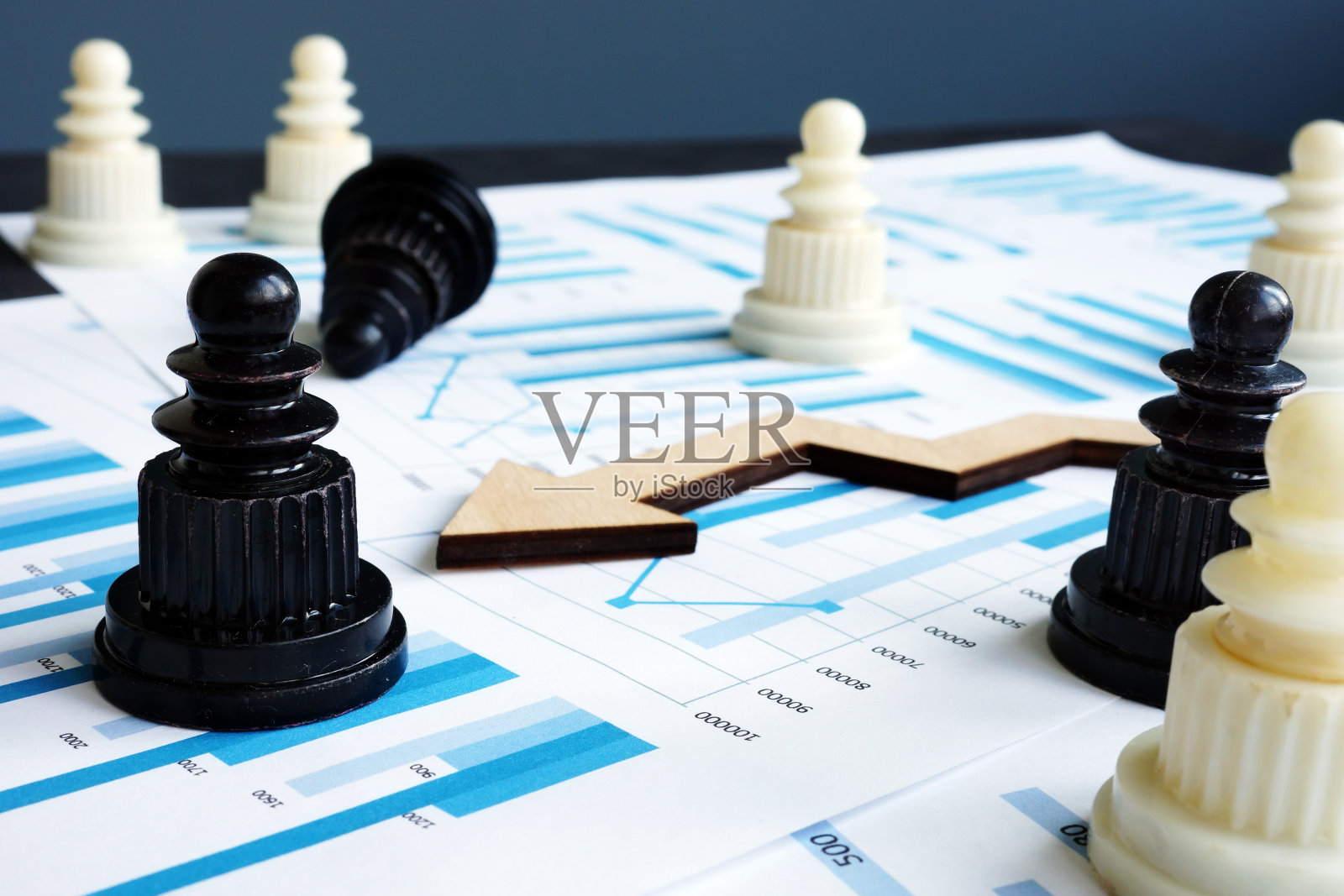 国际象棋和商业报告与财务图表。战略和风险管理。照片摄影图片