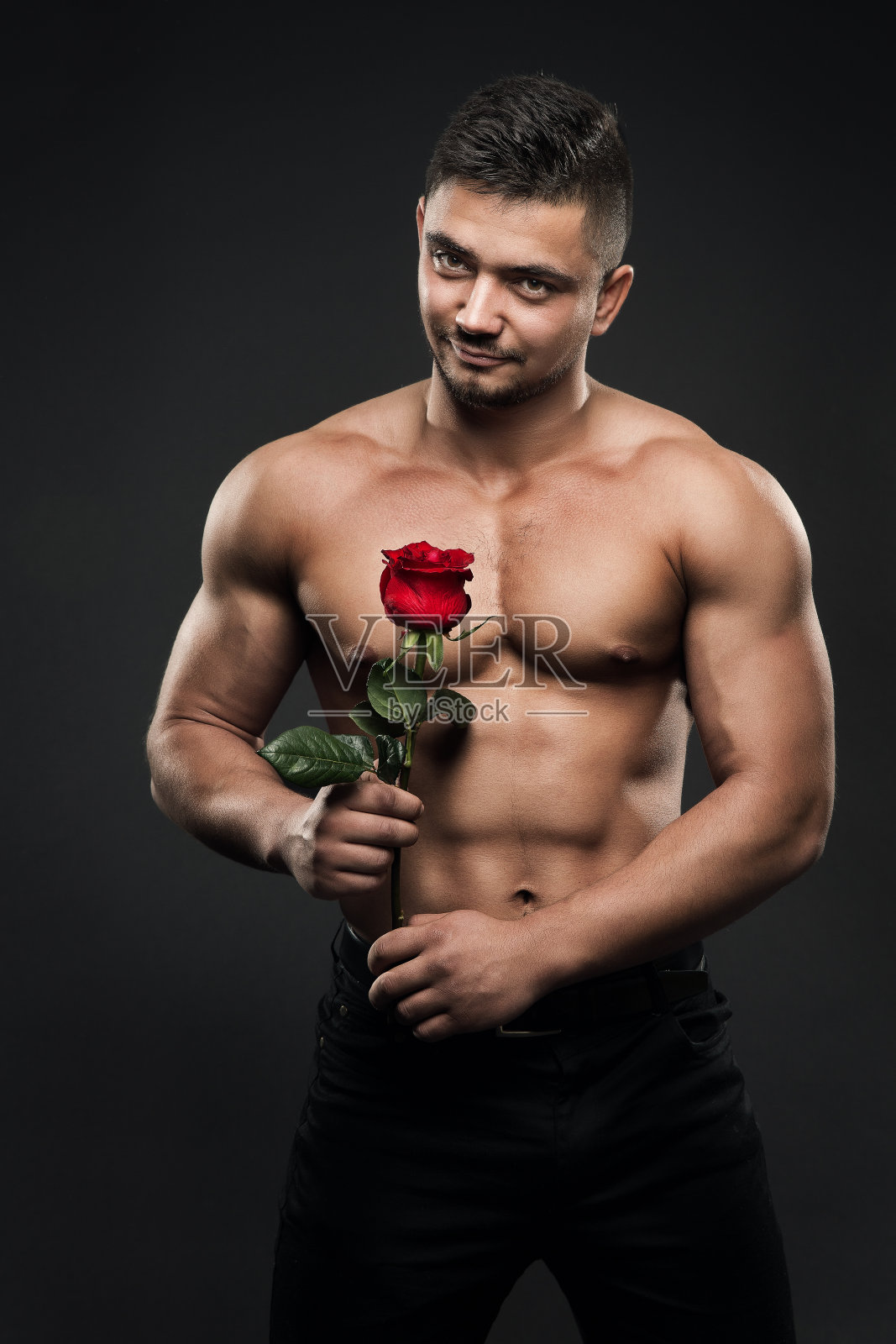运动员男子与玫瑰花，体育男孩与肌肉裸体身体工作室肖像照片摄影图片