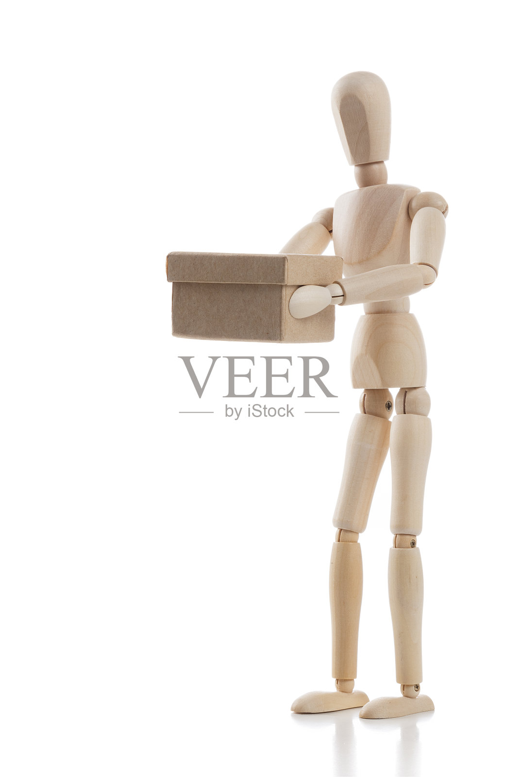 木制人体模型携带一个盒子孤立的白色背景照片摄影图片