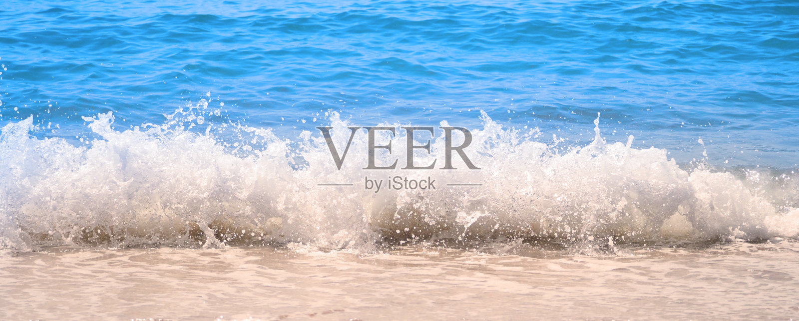 清澈的浅蓝色海水或液体的海洋在泰国芭堤雅的夏天在浅棕色的沙滩上摇摆和溅起水花照片摄影图片