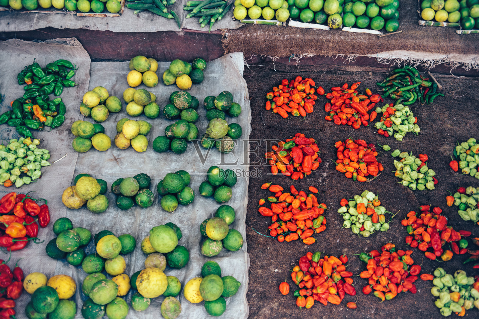 地上五颜六色的蔬菜和水果照片摄影图片