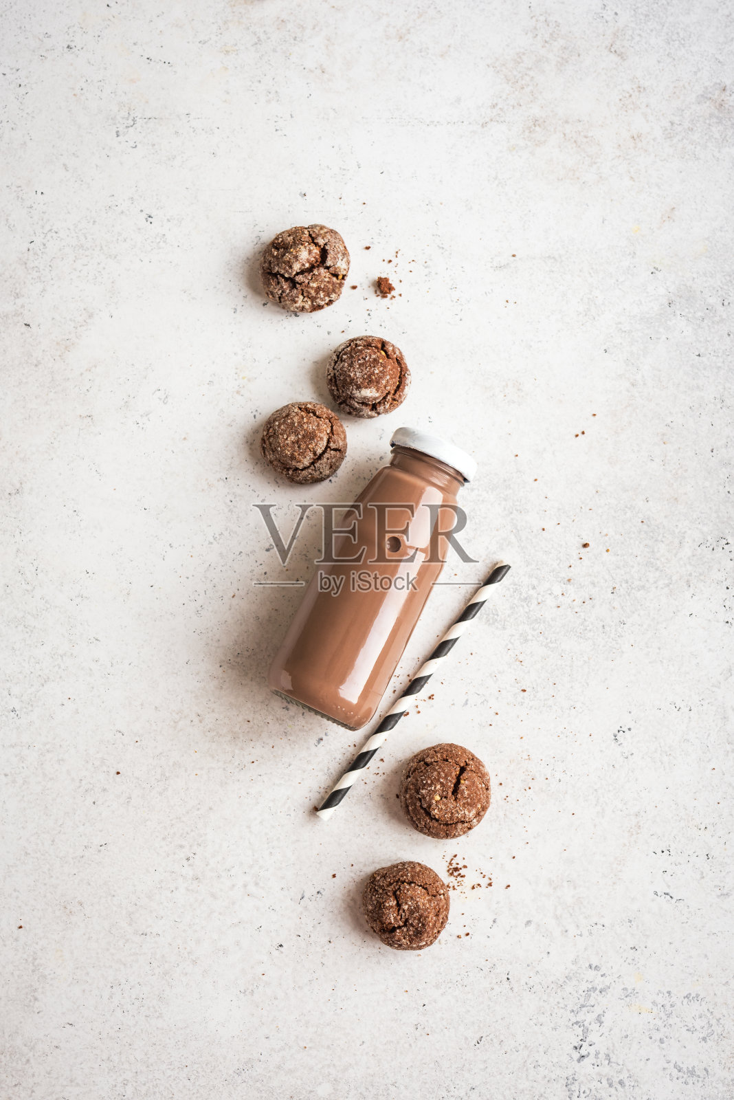巧克力牛奶和巧克力饼干照片摄影图片