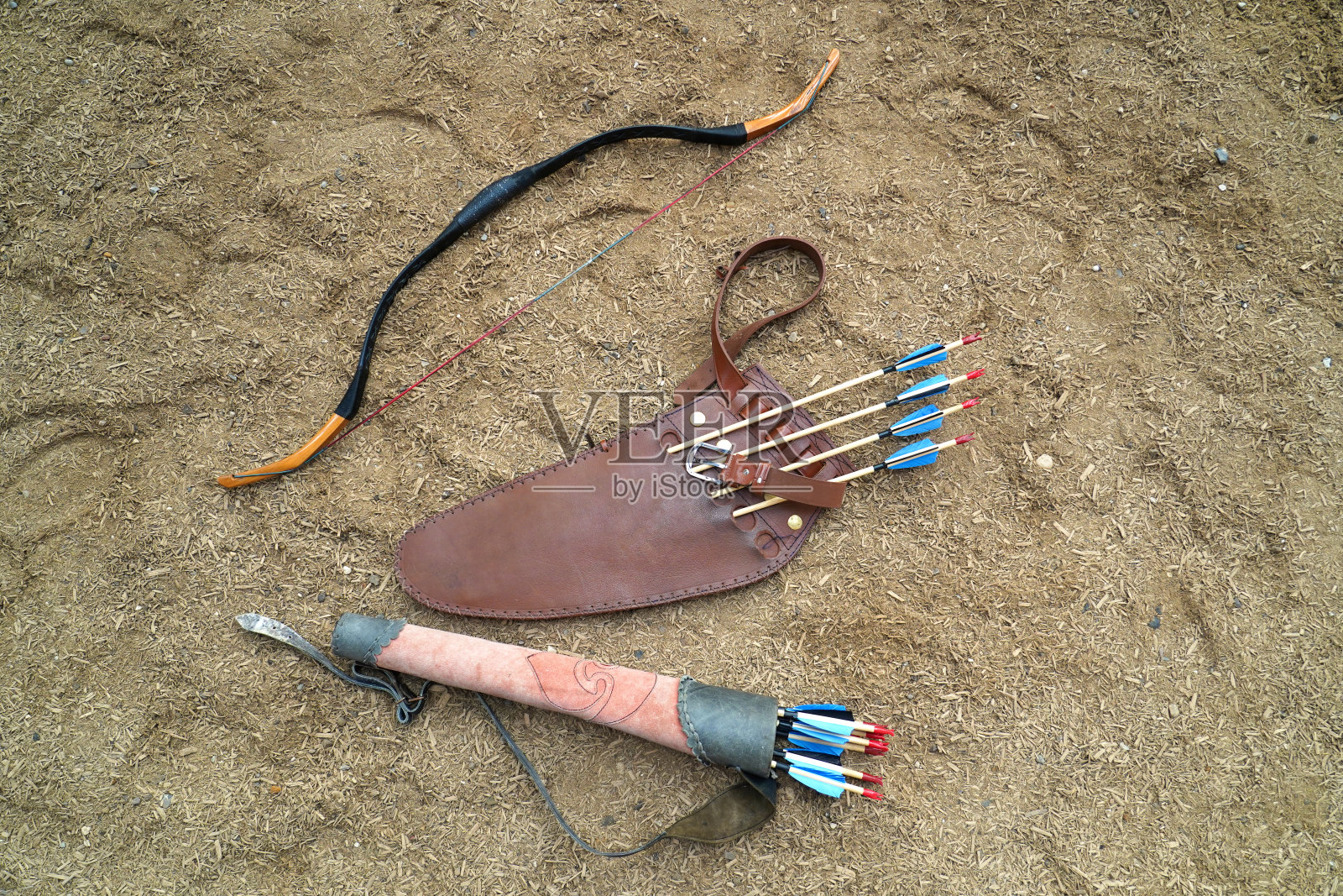 弓和箭在一个皮包旧武器系统射箭。照片摄影图片