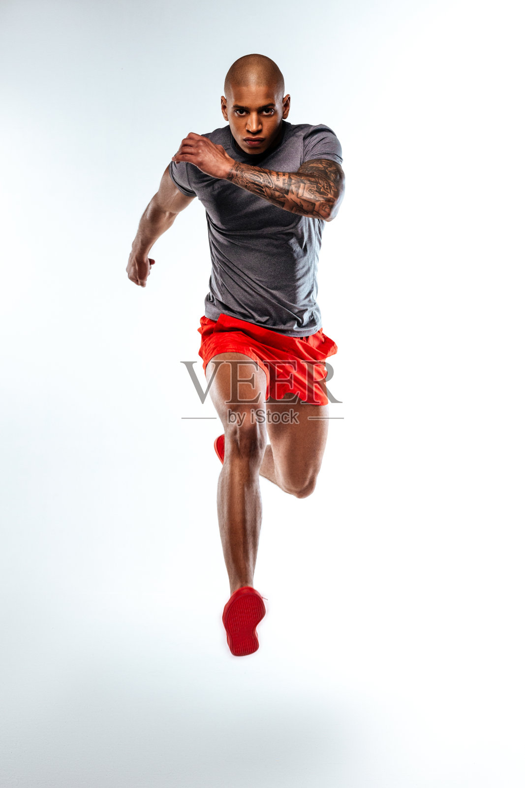 跑步者穿着运动服展示他的肌肉力量照片摄影图片