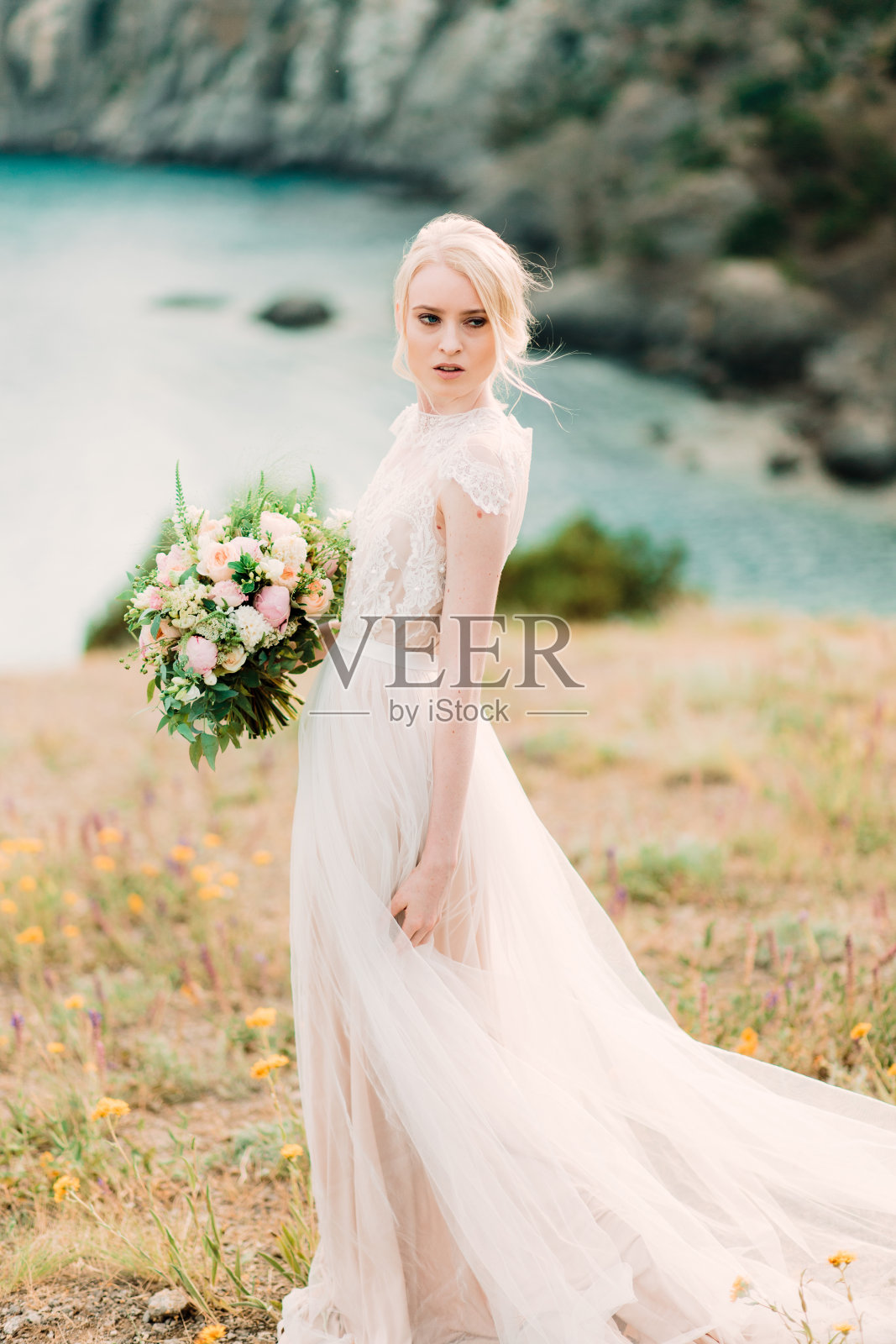 美丽的新娘在自然的背景美丽的婚纱。照片摄影图片