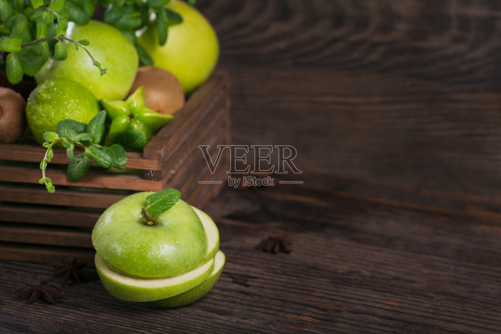 一套绿色水果的健康饮食和排毒:苹果，酸橙，猕猴桃，芒果，杨桃和薄荷。照片摄影图片