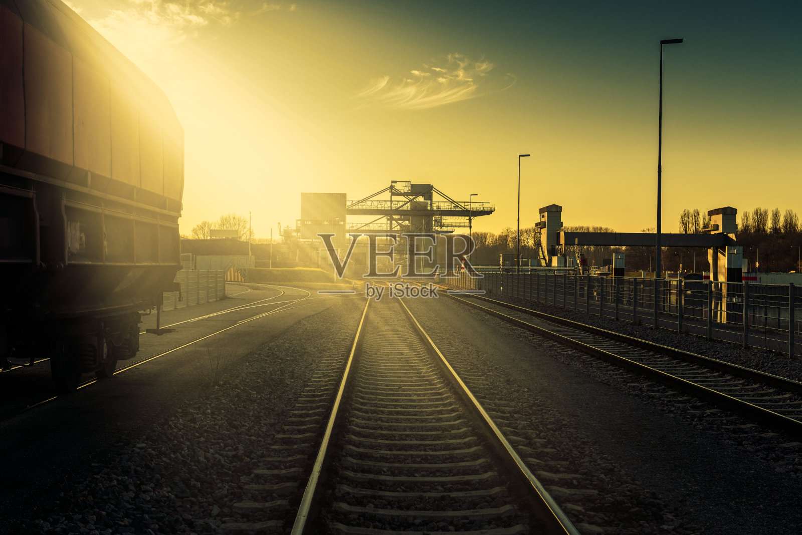 日落时分的铁路和工业照片摄影图片