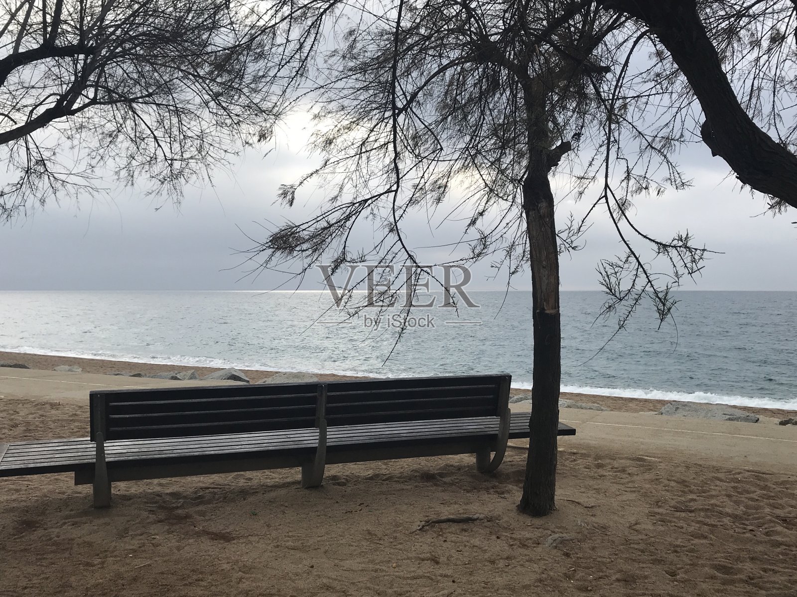 孤独的秋凳在大海里照片摄影图片