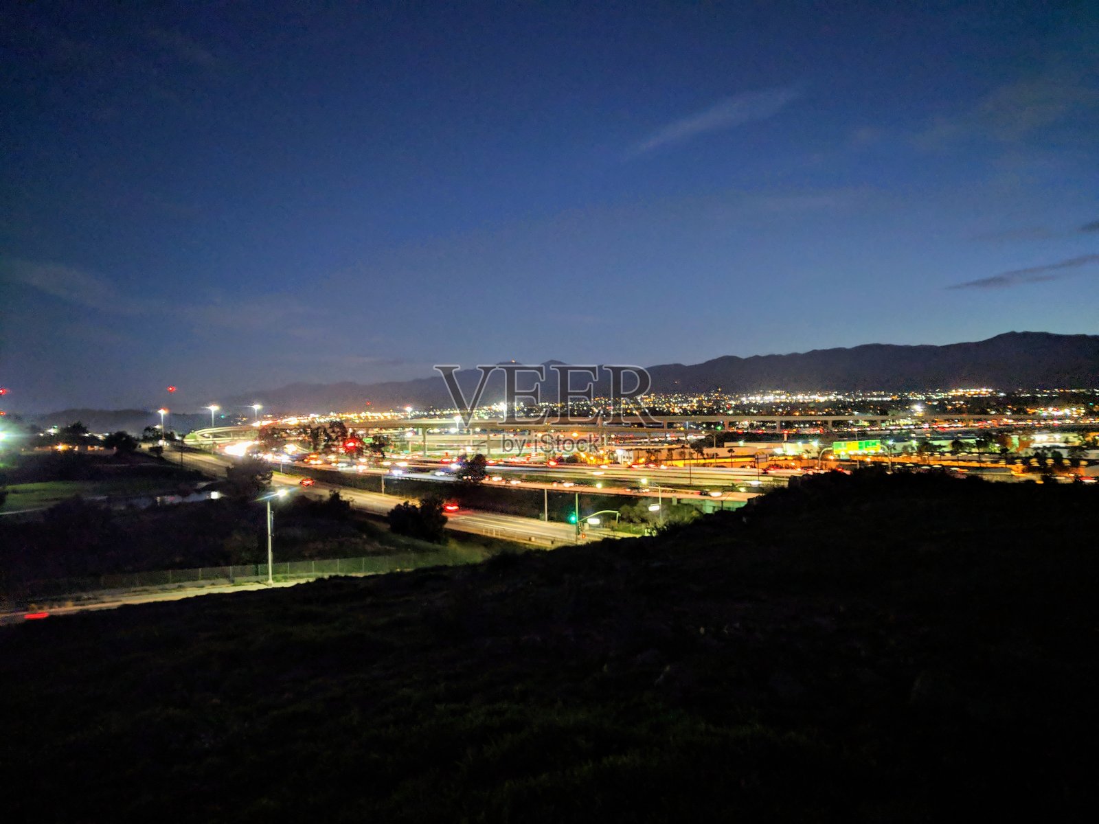 晚间高速公路交通。照片摄影图片