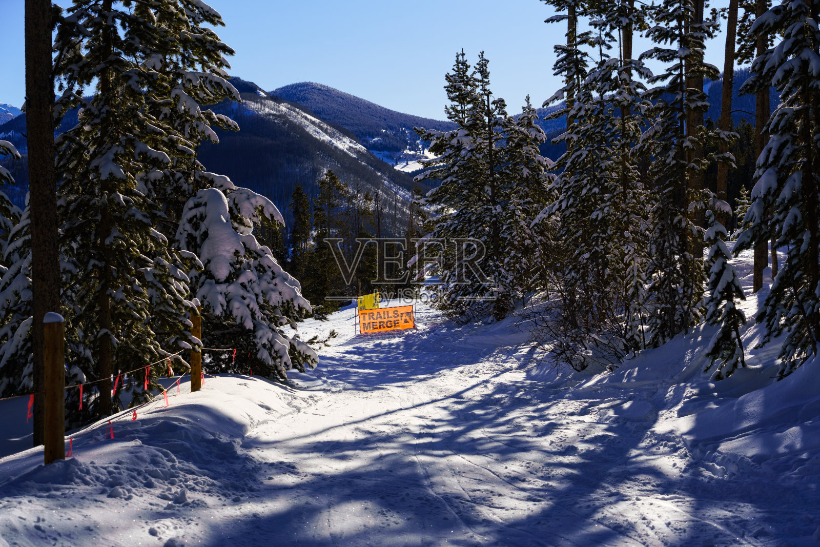 滑雪道合并标志在阳光灿烂的一天Vail照片摄影图片