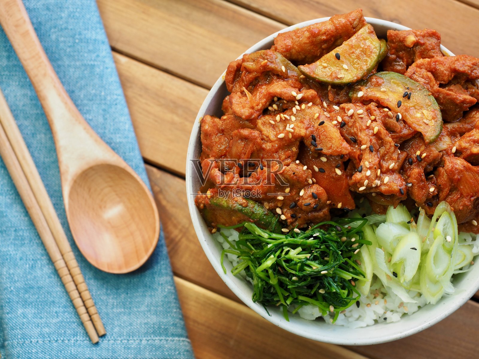 韩国菜炒肉饭照片摄影图片