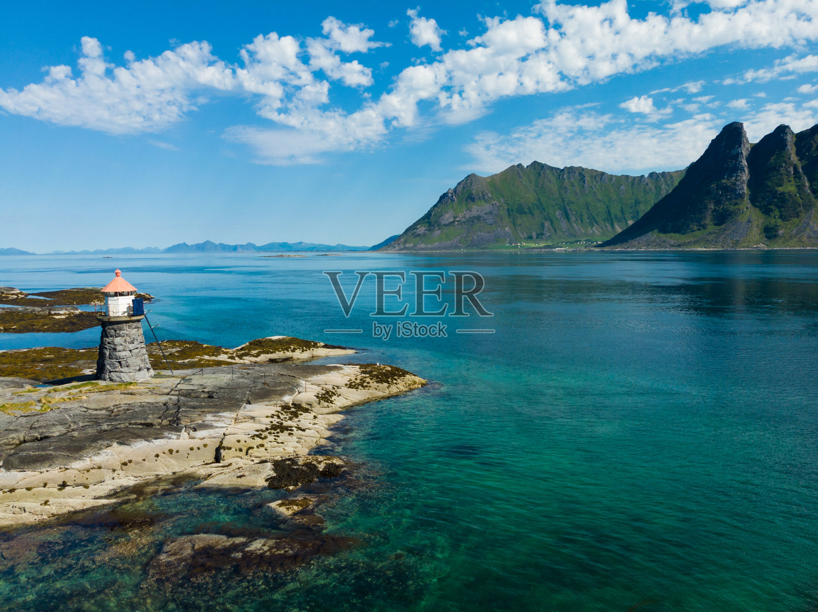 挪威罗浮敦海礁上的金索灯塔照片摄影图片