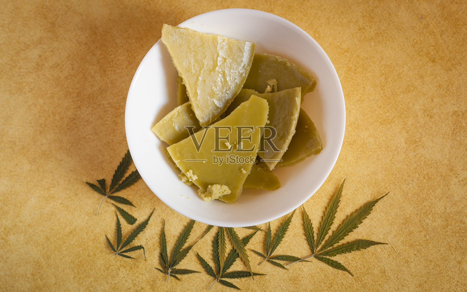 可食用的自制手工大麻黄油概念。照片摄影图片