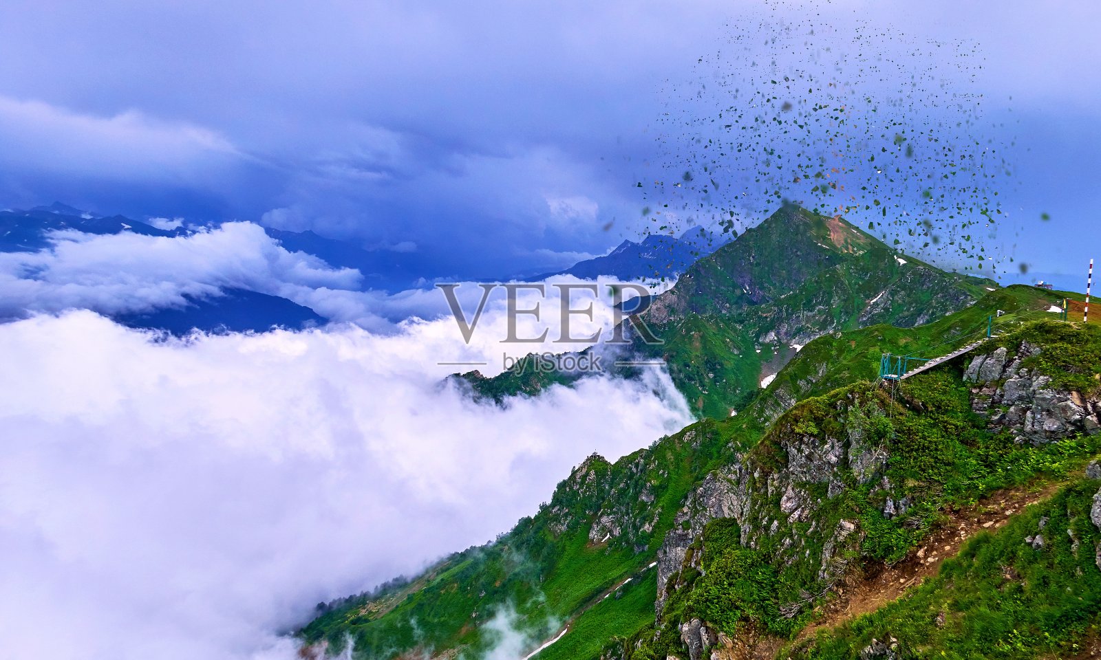 溶解纹理的空中景观视图高加索山脉与暴风雨的云和绿色的斜坡照片摄影图片