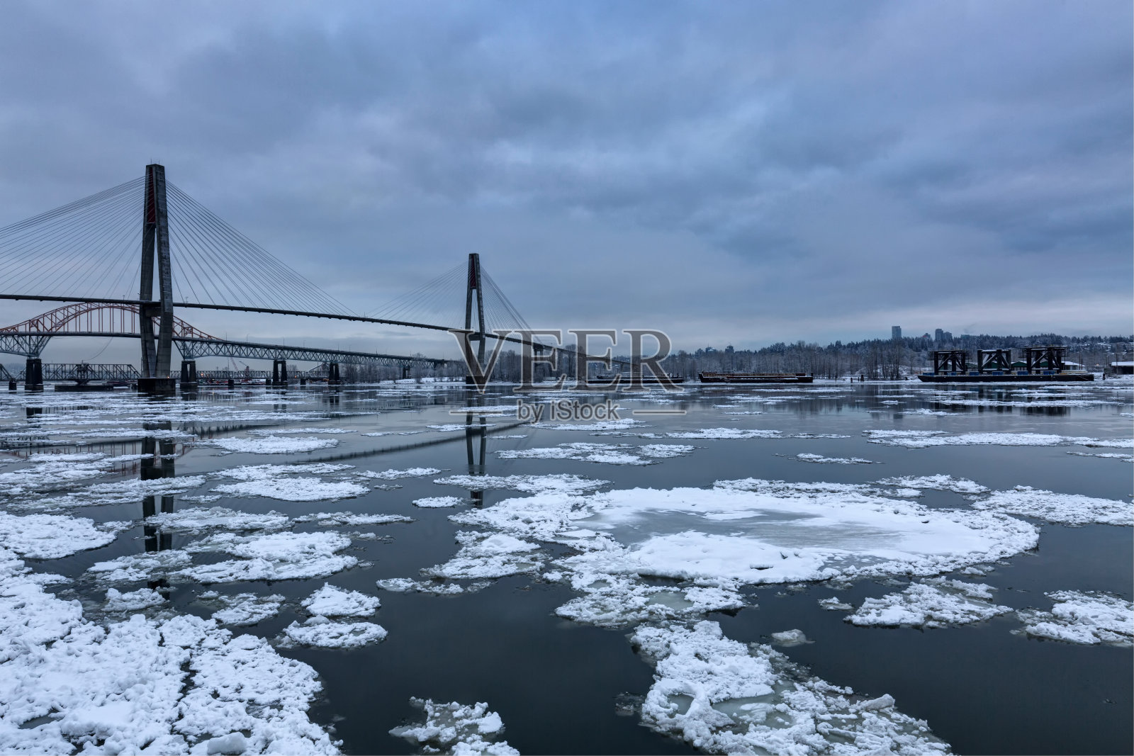 黎明时分，河上有浮冰照片摄影图片