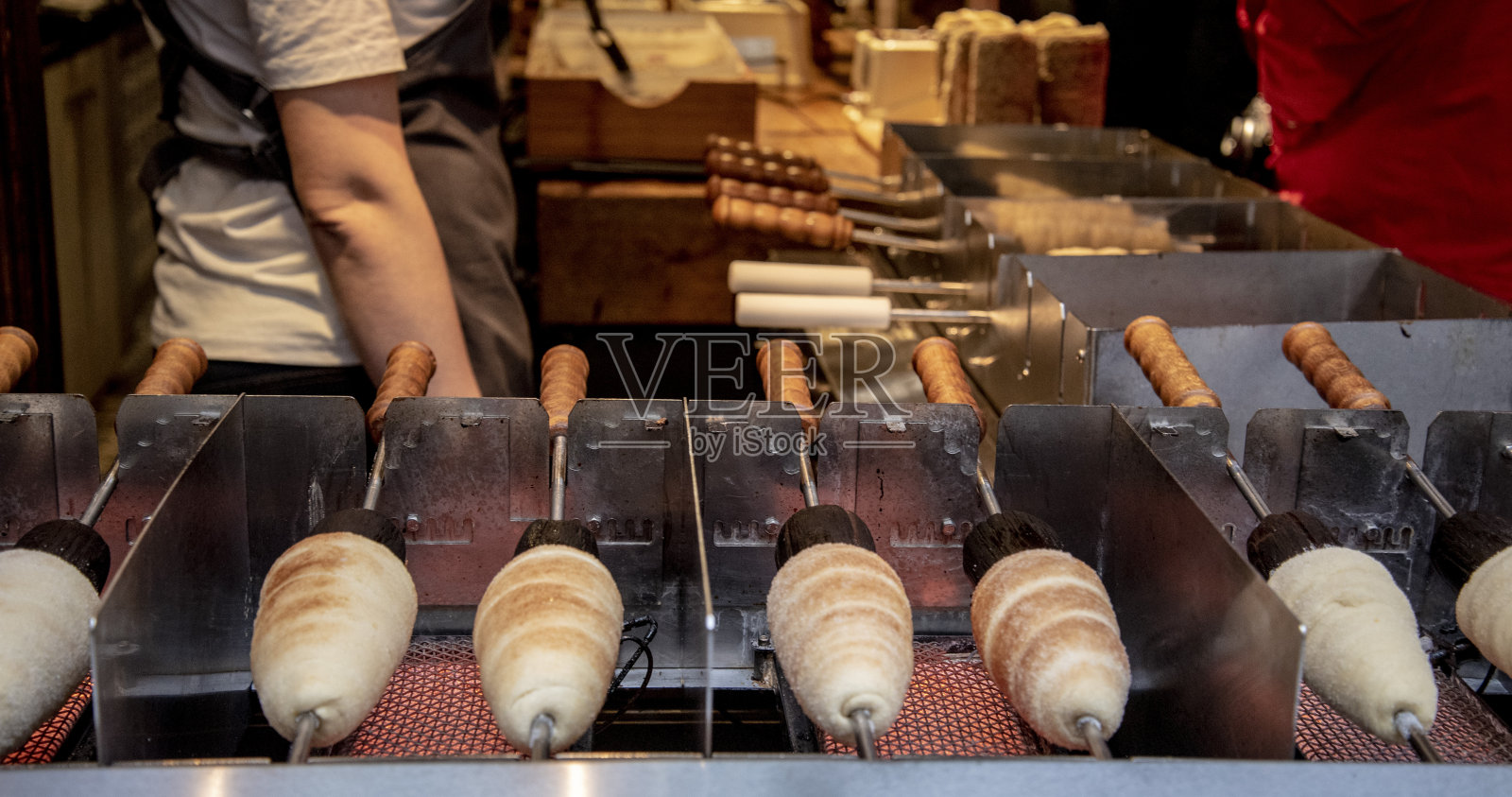 布拉格市场正在制作传统的捷克甜筒冰淇淋。照片摄影图片