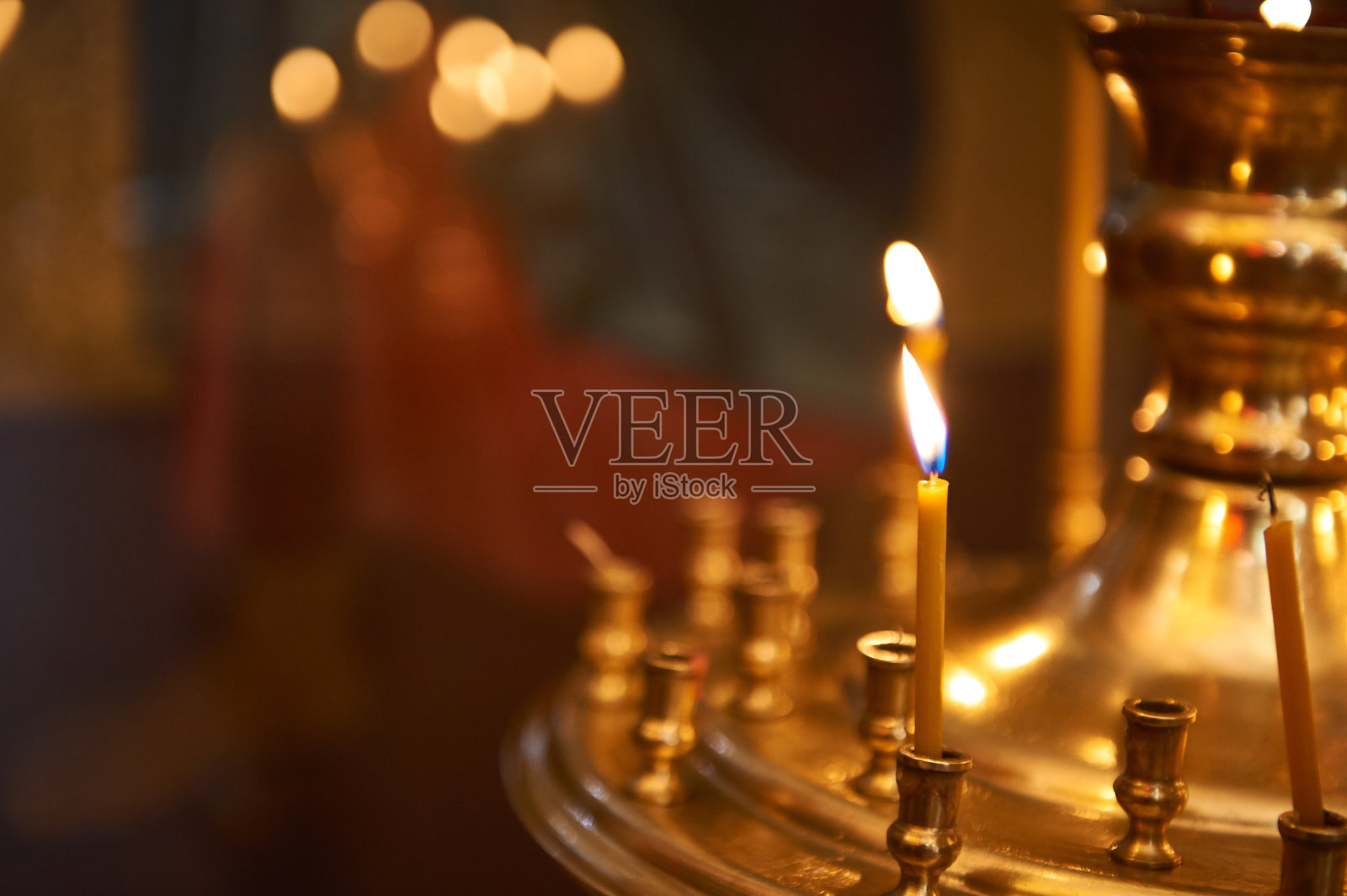 东正教教堂里的蜡烛。照片摄影图片