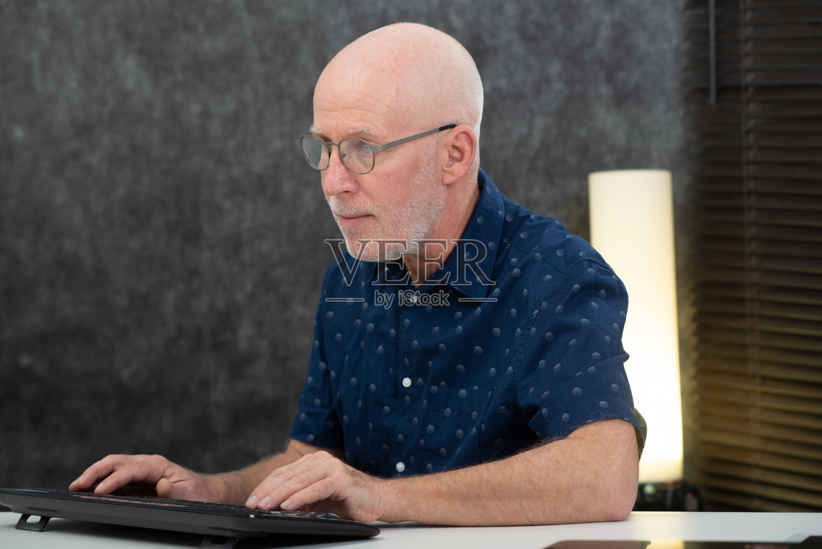 英俊的资深商人在用电脑键盘照片摄影图片