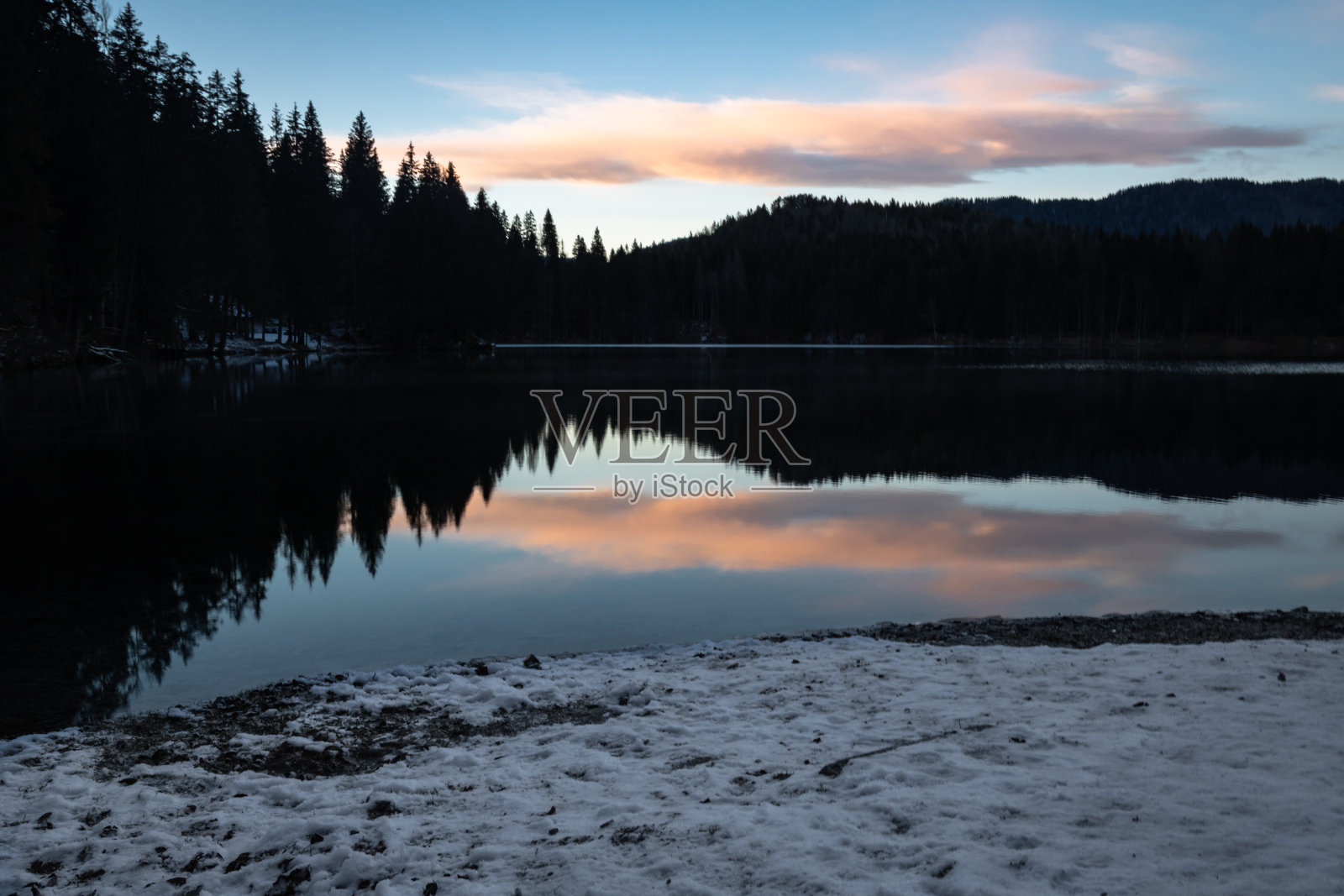 风景镜子反射在fusine湖在日落，意大利照片摄影图片