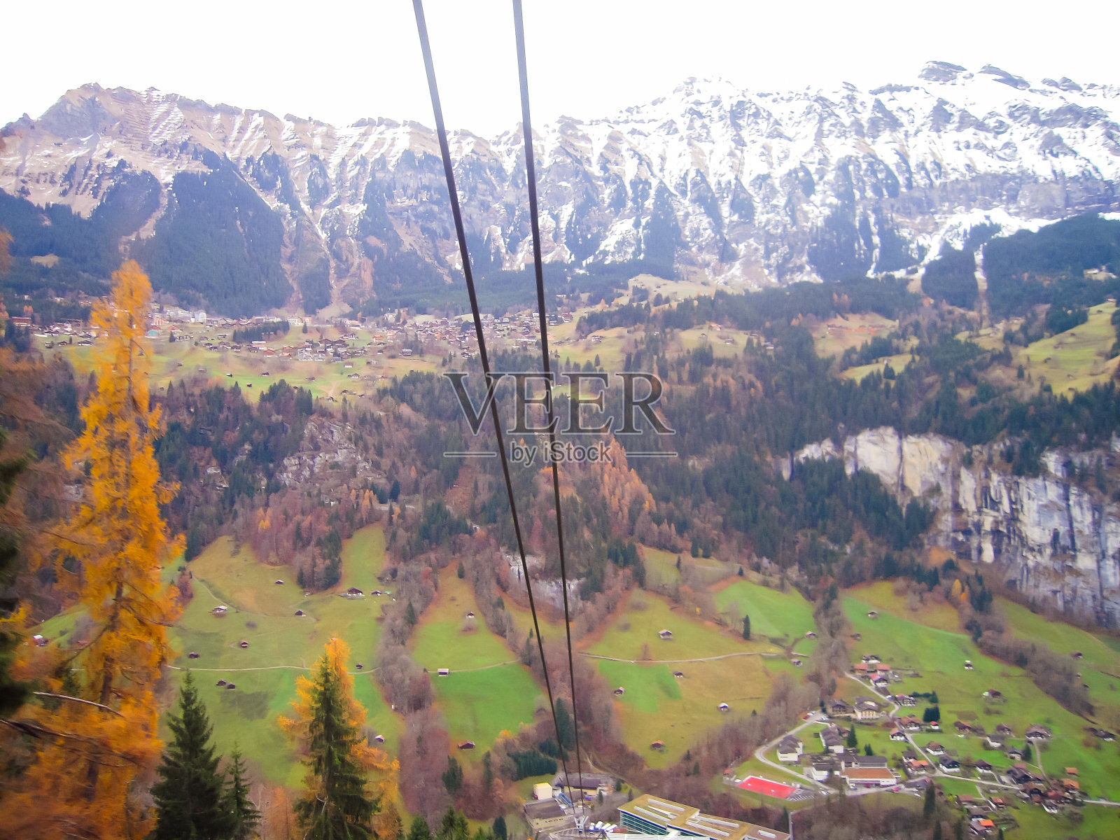 秋天的Lauterbrunnen, Berner Oberland，伯尔尼州，瑞士从Lauterbrunnen缆车到穆伦照片摄影图片