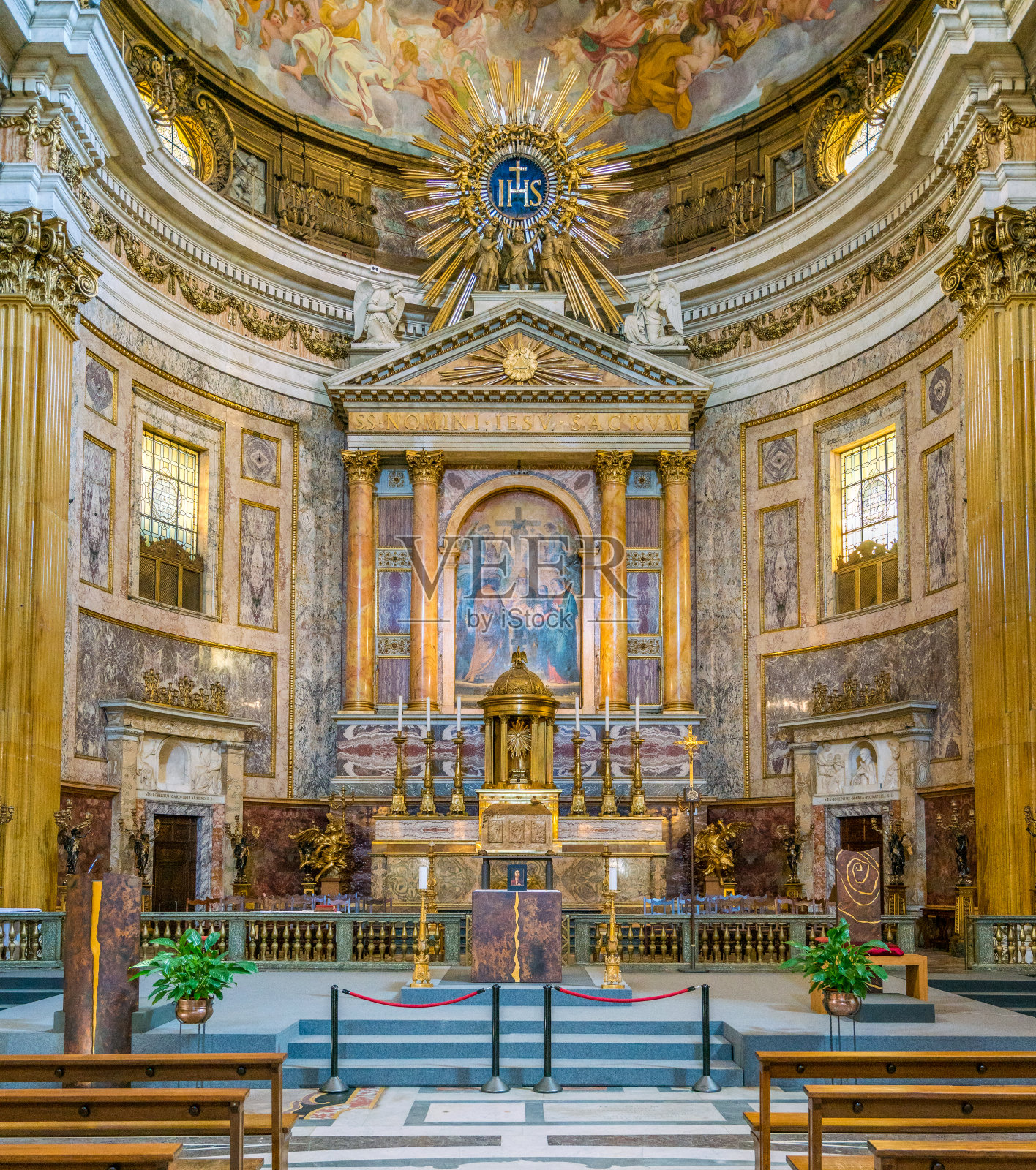 意大利罗马耶稣教堂的主祭坛。照片摄影图片