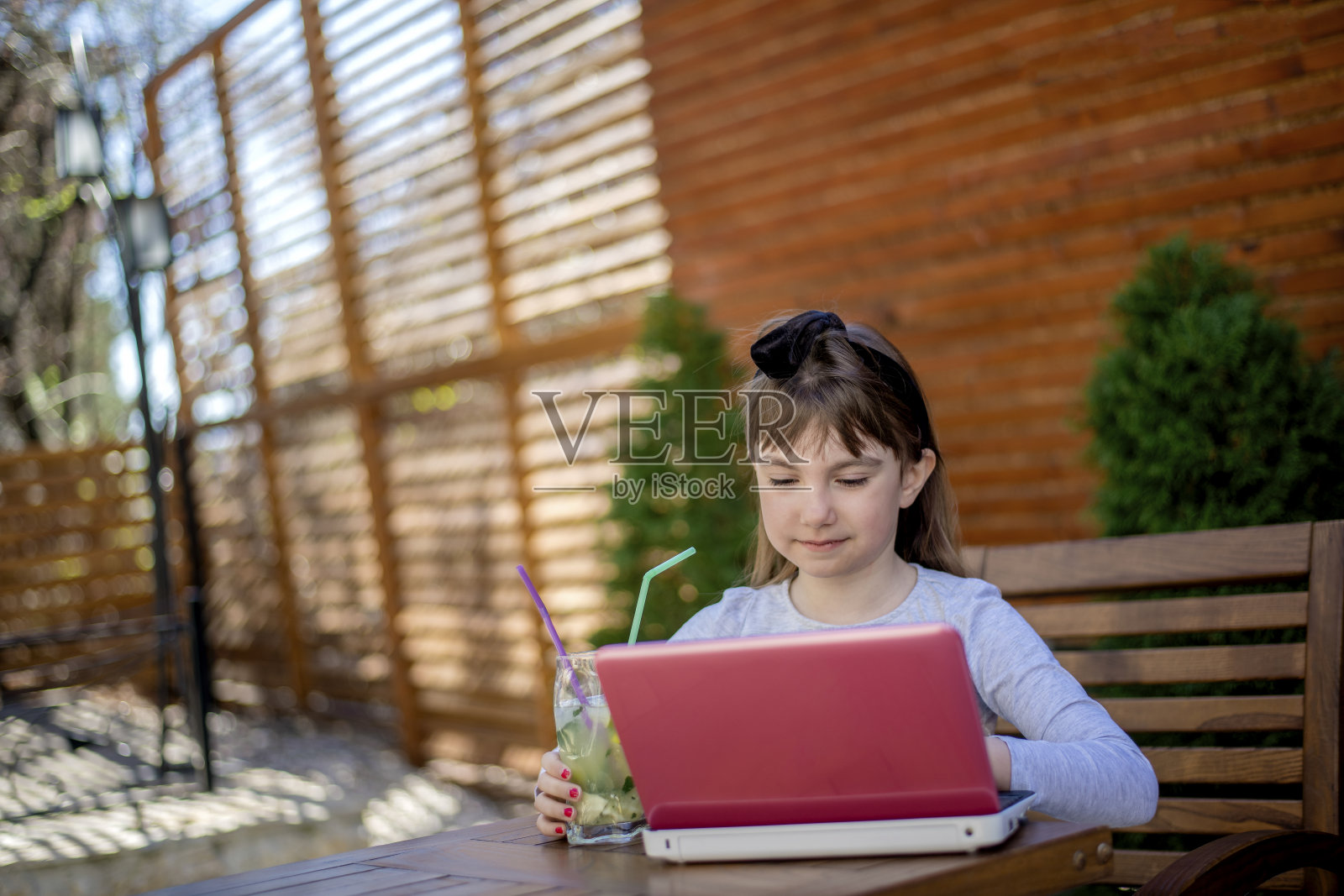 小女孩在用平板电脑照片摄影图片