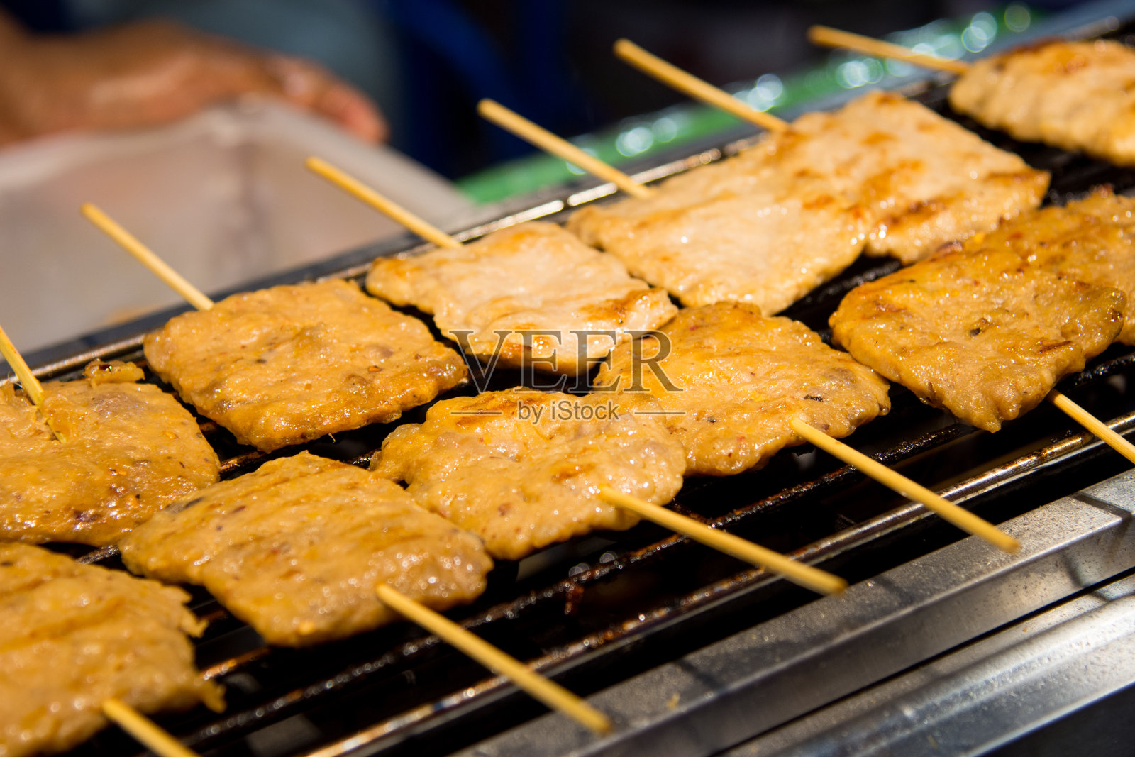 烤架上的烤猪肉，很受欢迎的街头小吃照片摄影图片