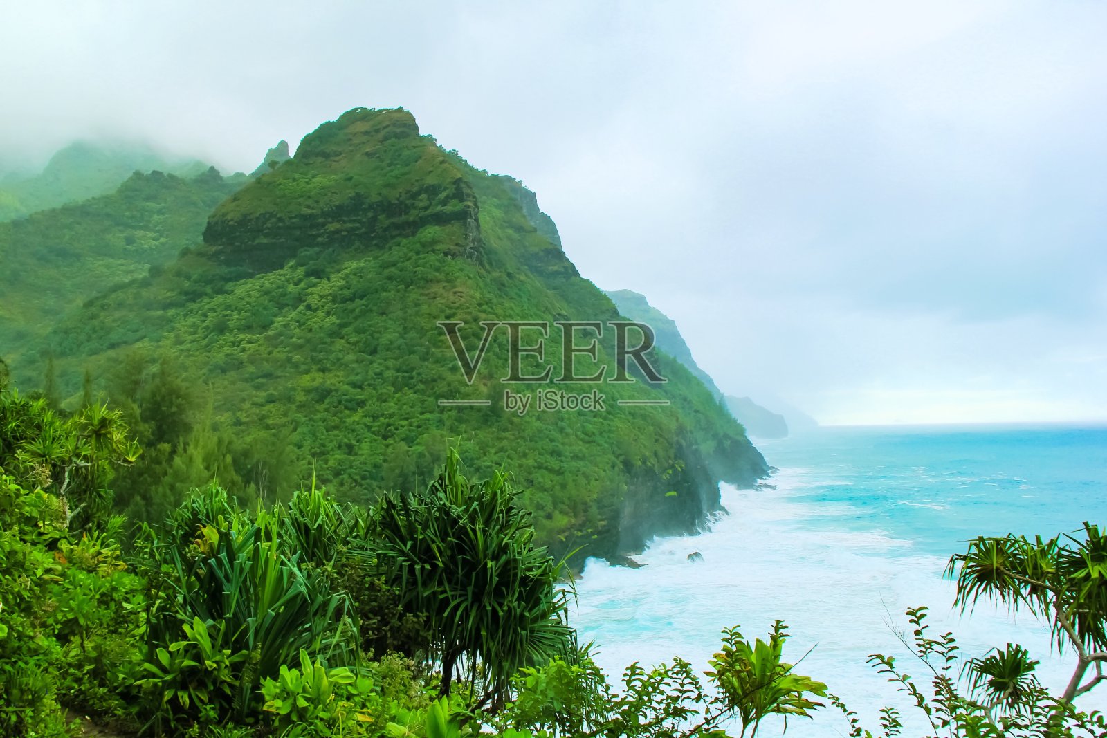 在美国夏威夷考艾岛，绿色的山和蓝色的海景照片摄影图片