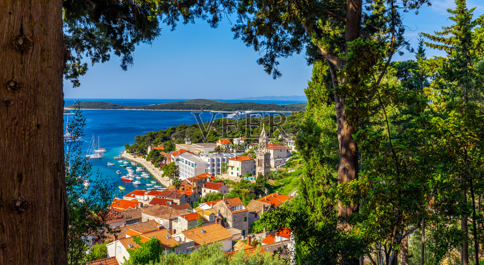 克罗地亚赫瓦尔镇前惊人的群岛景色。古老的亚得里亚海岛小镇赫瓦尔港。克罗地亚的热门旅游目的地。令人惊叹的赫瓦尔岛，克罗地亚。照片摄影图片