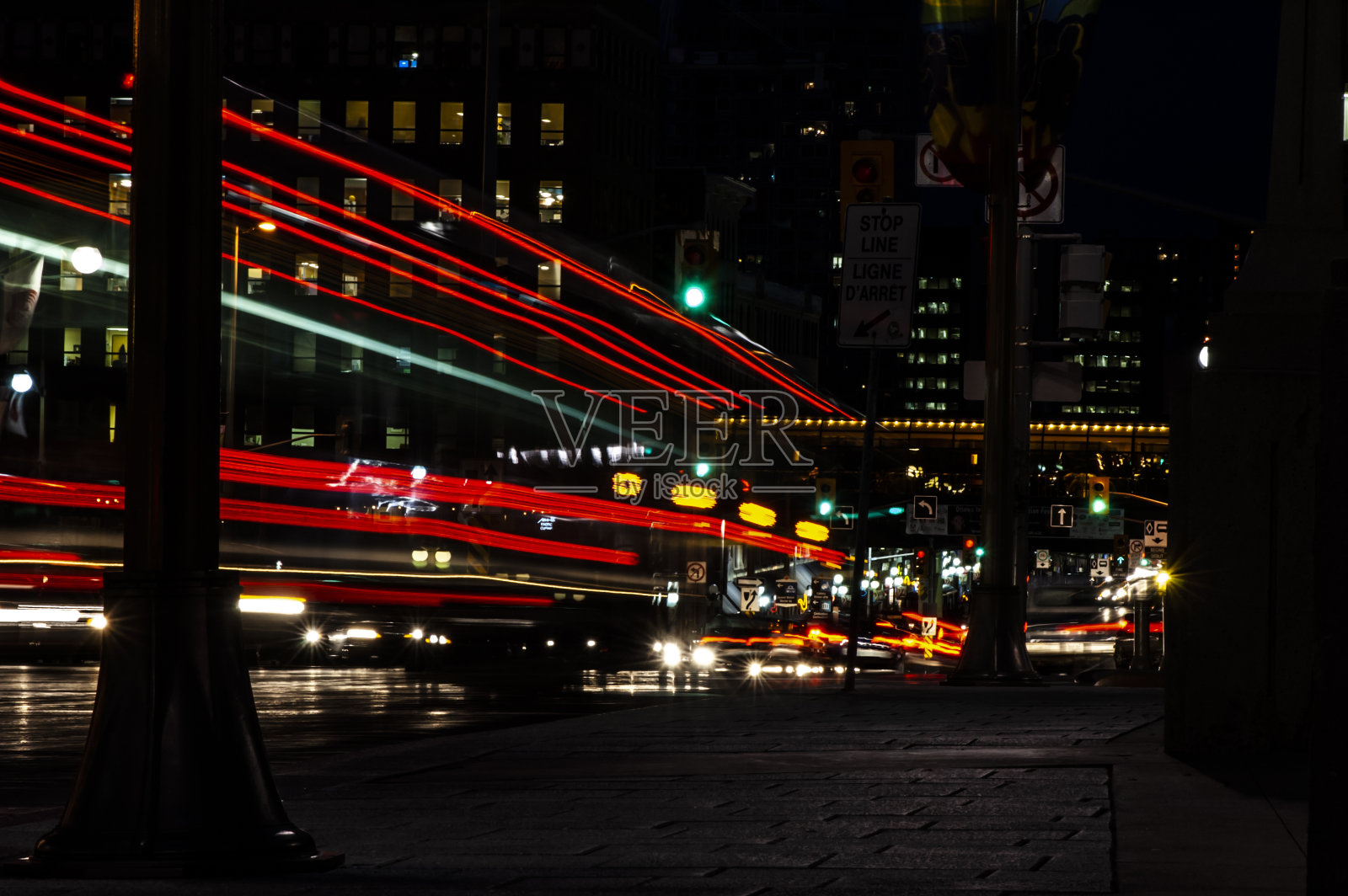 渥太华市中心的夜间交通状况。E照片摄影图片