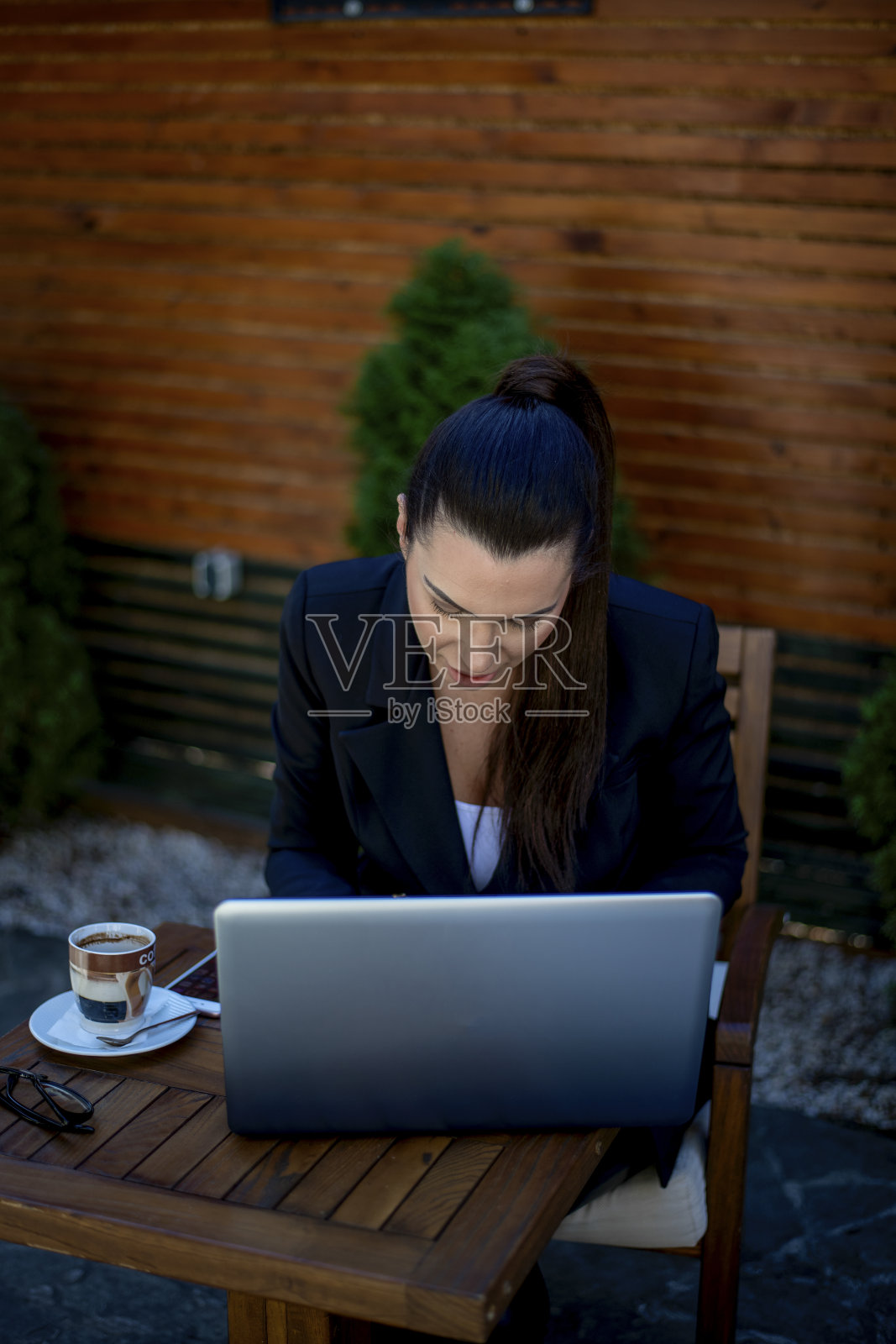 年轻的女商人在café用笔记本电脑工作照片摄影图片
