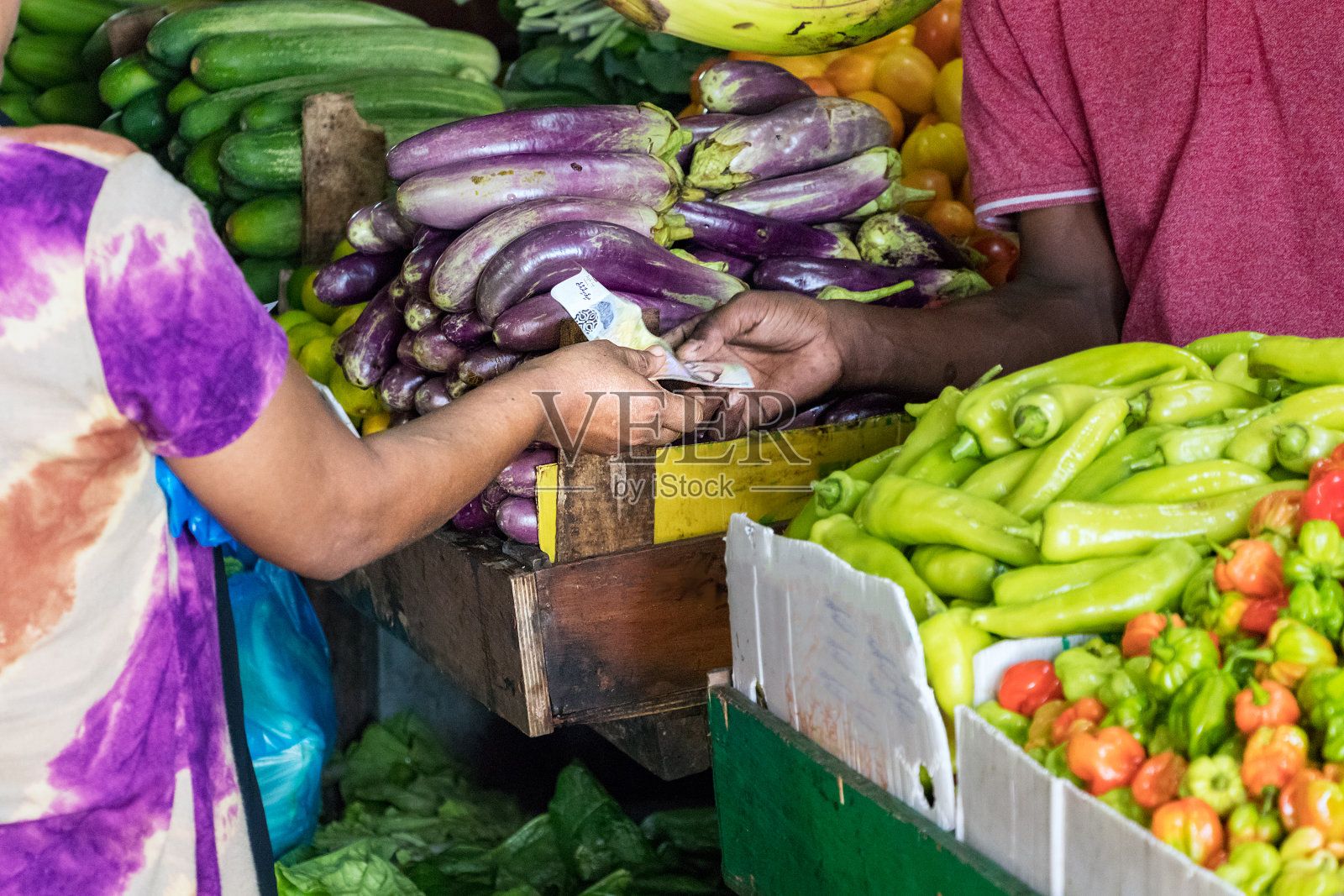 一名女性买家在马尔代夫马累市场买菜后用现金付款照片摄影图片
