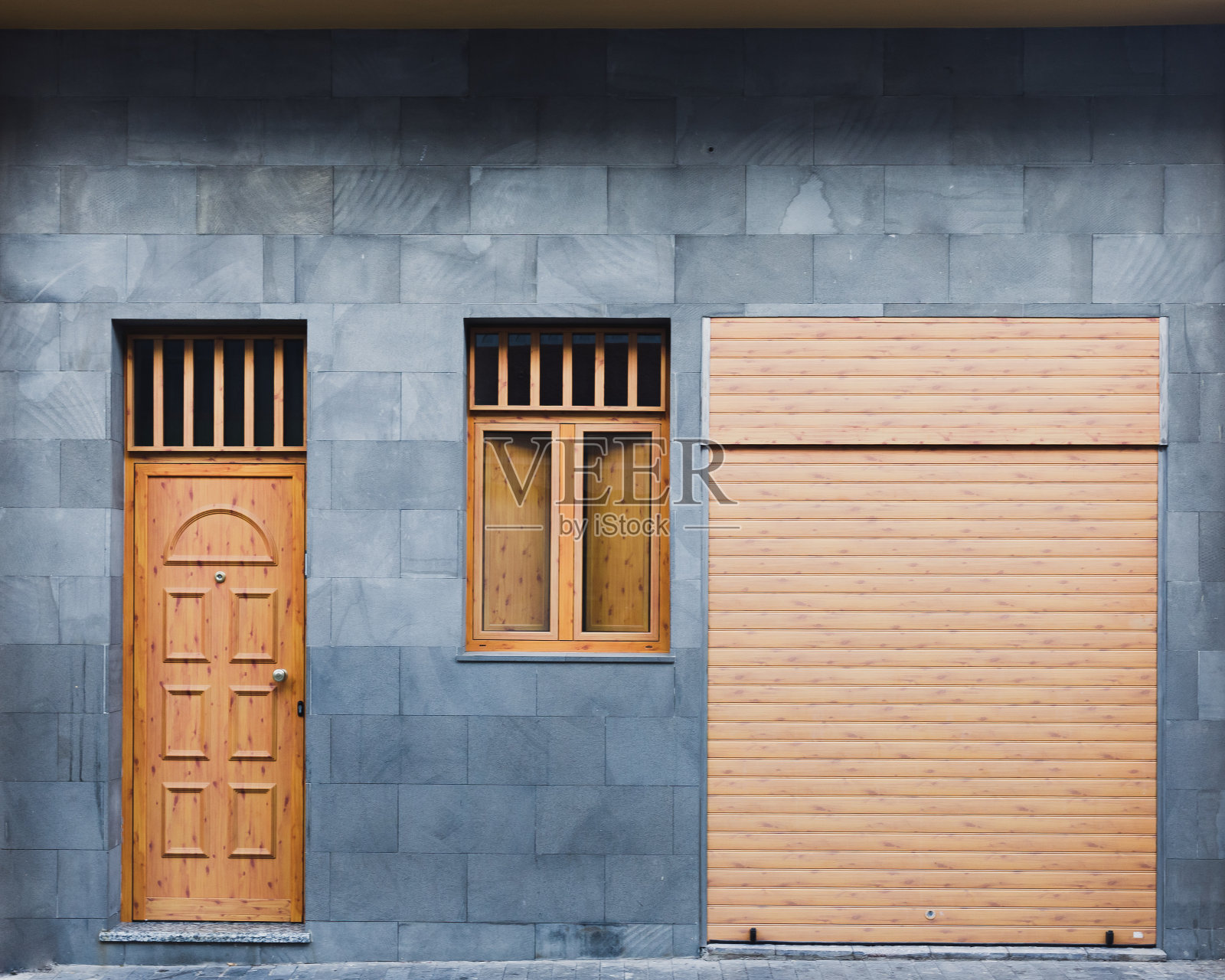 现代门、窗和卷帘车库门照片摄影图片