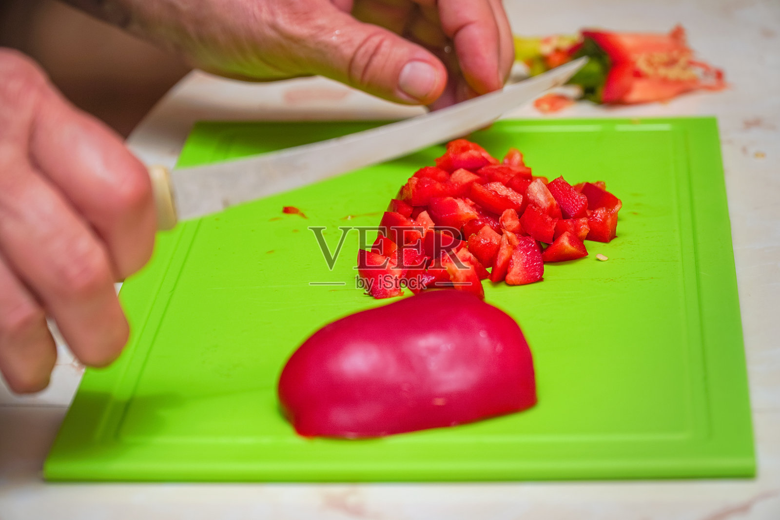 红甜椒用刀切成块照片摄影图片