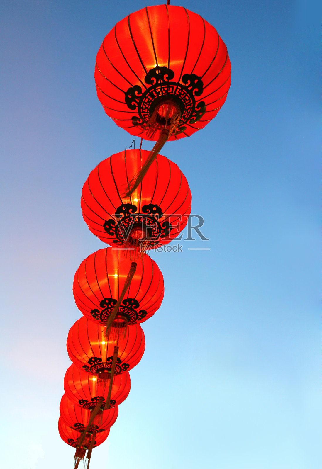 蓝天背景下的中国红灯笼。照片摄影图片