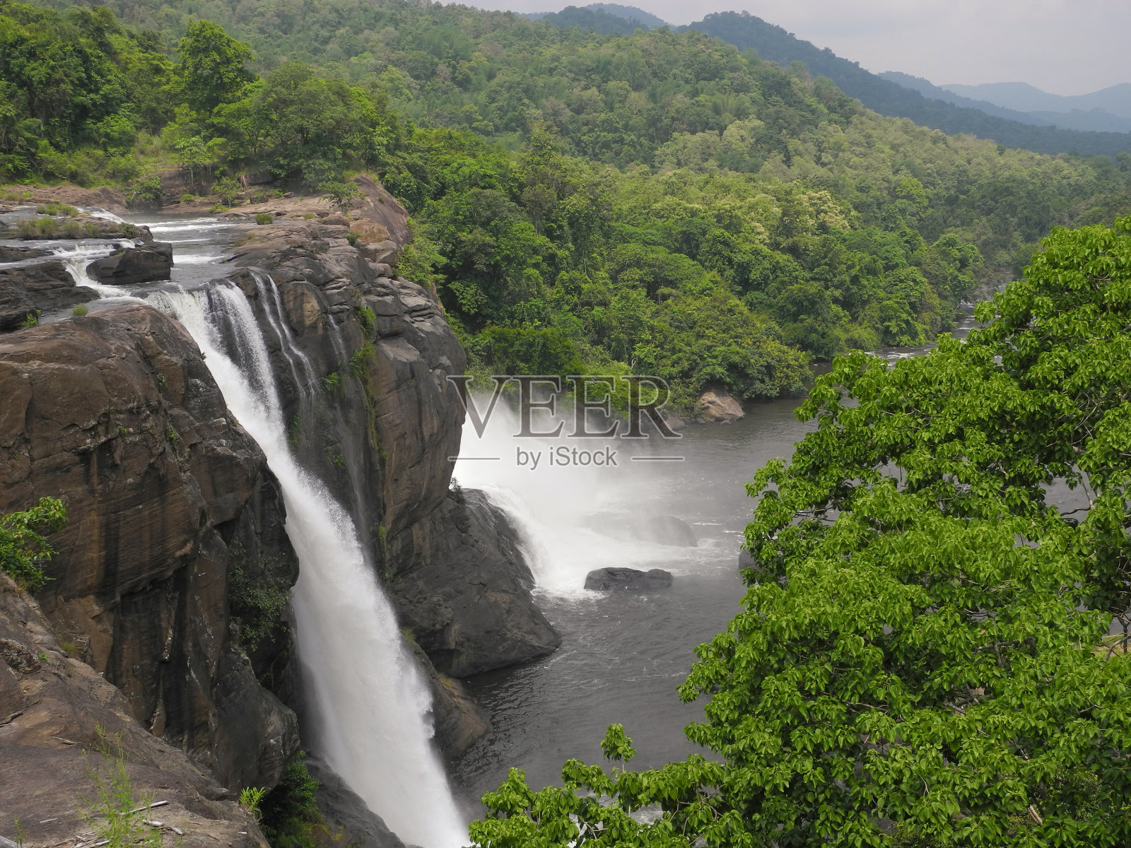 喀拉拉邦科钦地区的athiraply瀑布照片摄影图片