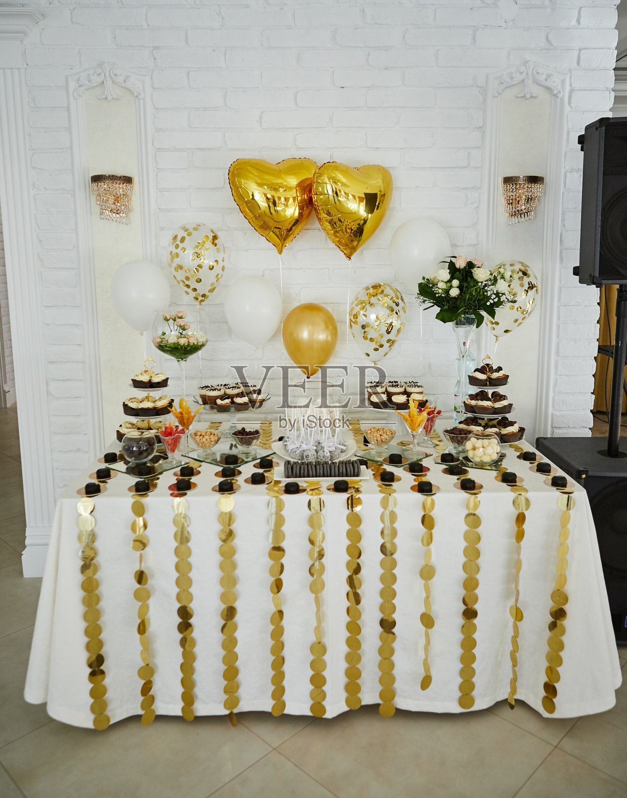 糖果棒装饰美味的甜自助餐纸杯蛋糕和其他甜点/糖果，生日快乐的概念照片摄影图片