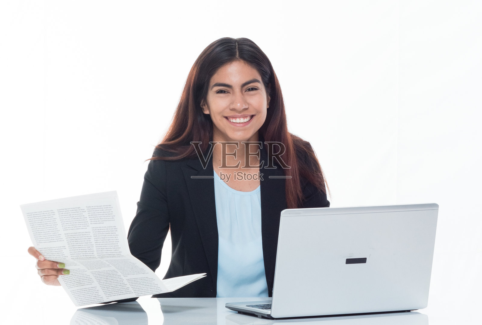 腰部以上的观点，女商人使用她的笔记本电脑和阅读文件照片摄影图片